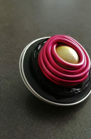 Broche Kapsul - noir et rouge