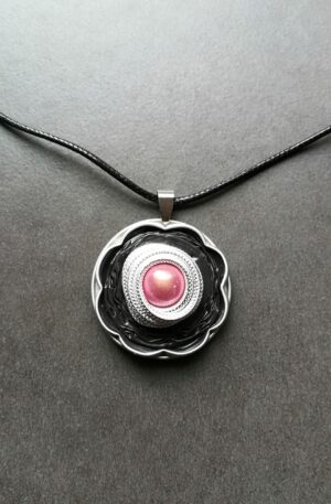 Pendentif Kapsul Fleur - Anthracite & rose - sur cordon noir