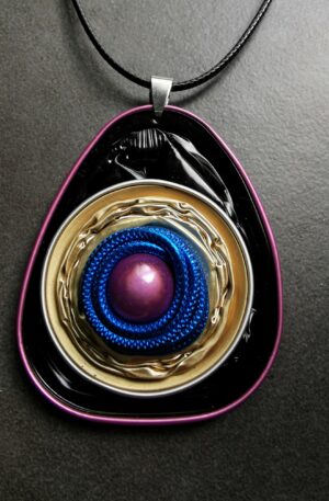 Pendentif Kapsul T Série limitée - Noir - parme - écru sur cordon noir