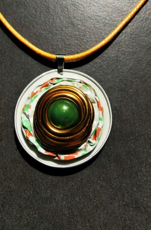 Pendentif Kapsul - Série limitée - blanc - vert - orange - sur cordon orange
