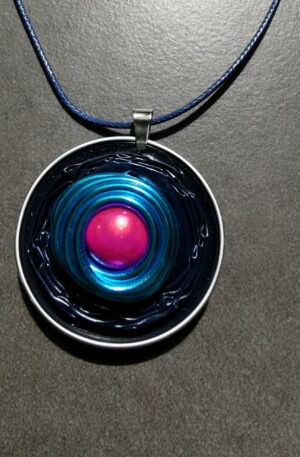 Pendentif Kapsul - bleu- turquoise - rose- sur cordon bleu