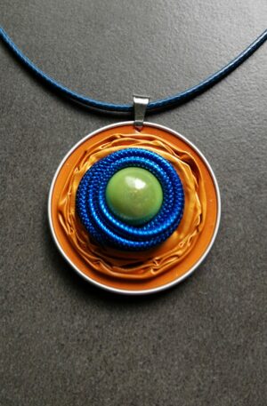 Pendentif Kapsul - série limitée - orange - bleu roi - vert - sur cordon bleu