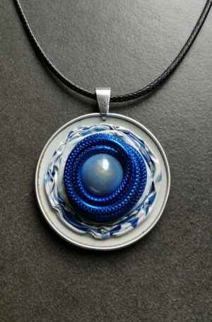 Pendentif Kapsul - Blanc- Série limitée - bleu - motif - sur cordon noir
