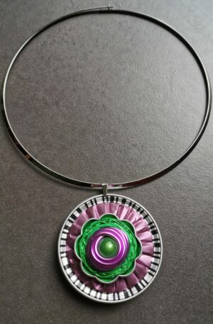 Collier Caféine - parme - vert - sur tour de cou en acier inoxydable