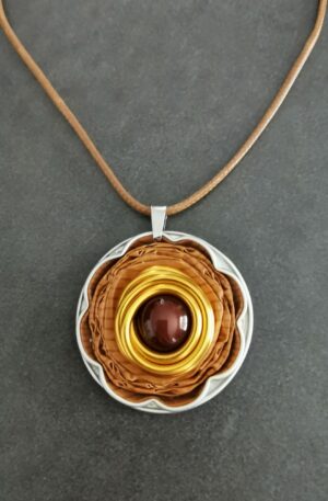 Pendentif Kapsul - Série limitée - marron - safran - sur cordon marron