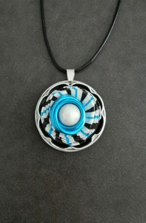 Pendentif Kapsul - Série limitée - blanc - turquoise - sur cordon noir