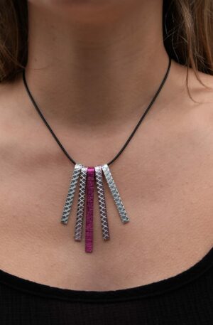 Pendentif Octavie argent, rose, fuchsia sur cordon de coton noir
